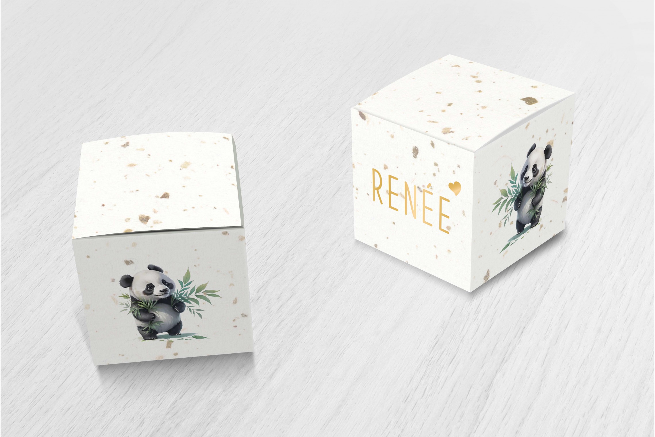 Kleine panda met blaadjes vast