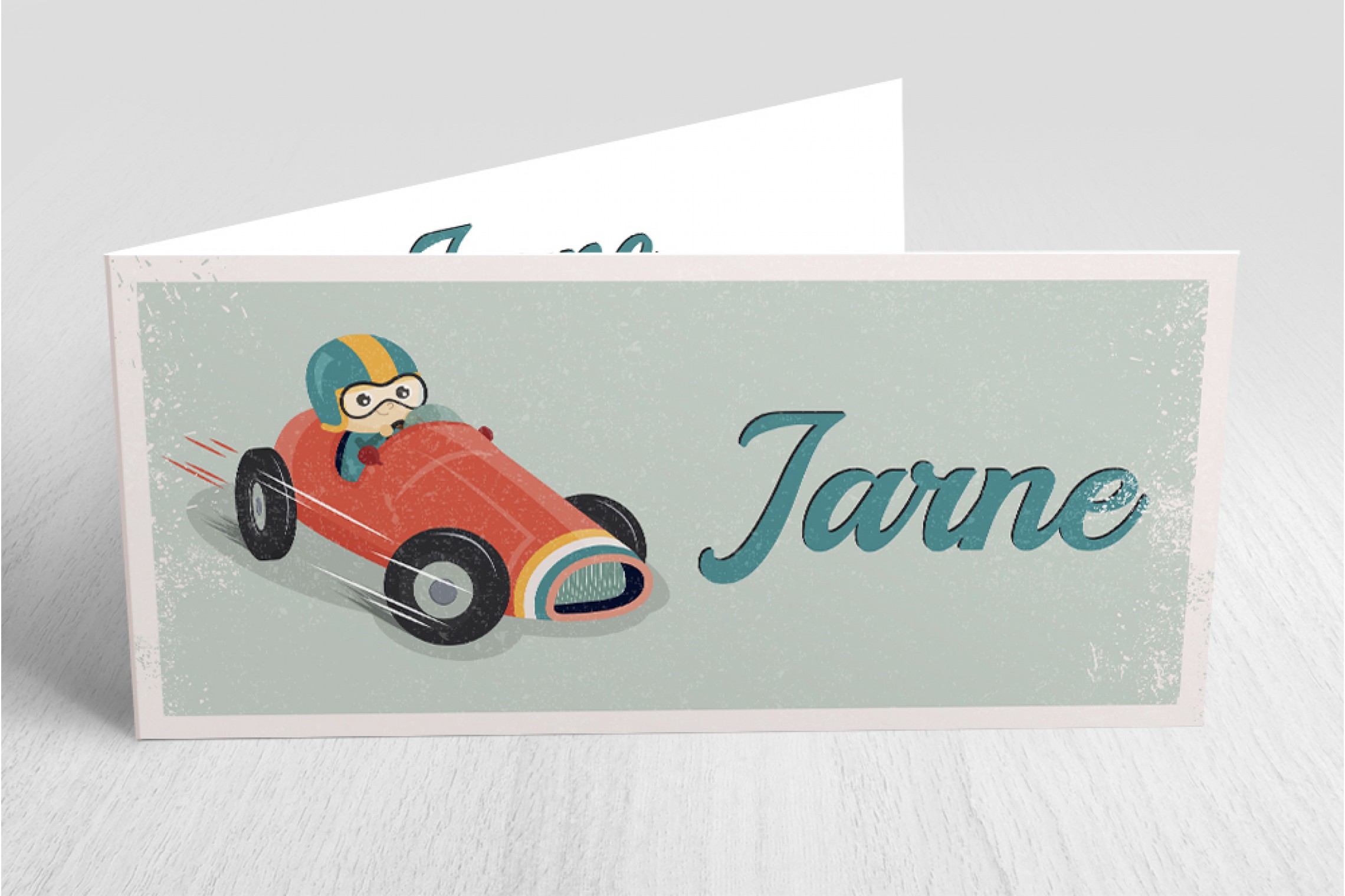 Jongen in racewagen