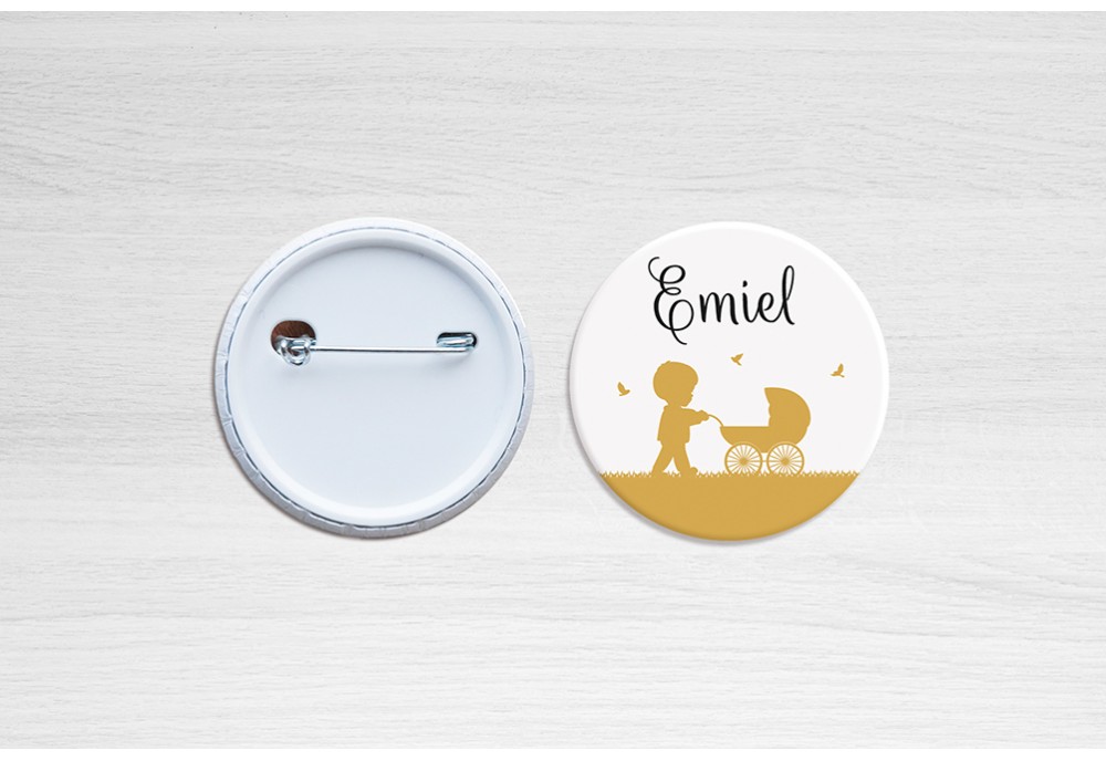 Jongen met kinderwagen