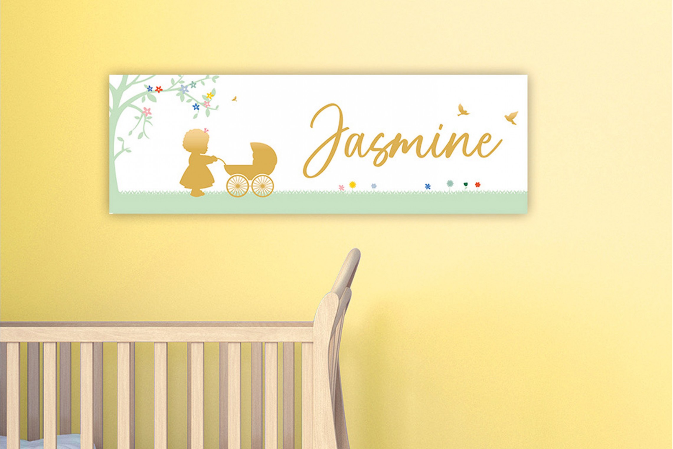 Gouden meisje met kinderwagen