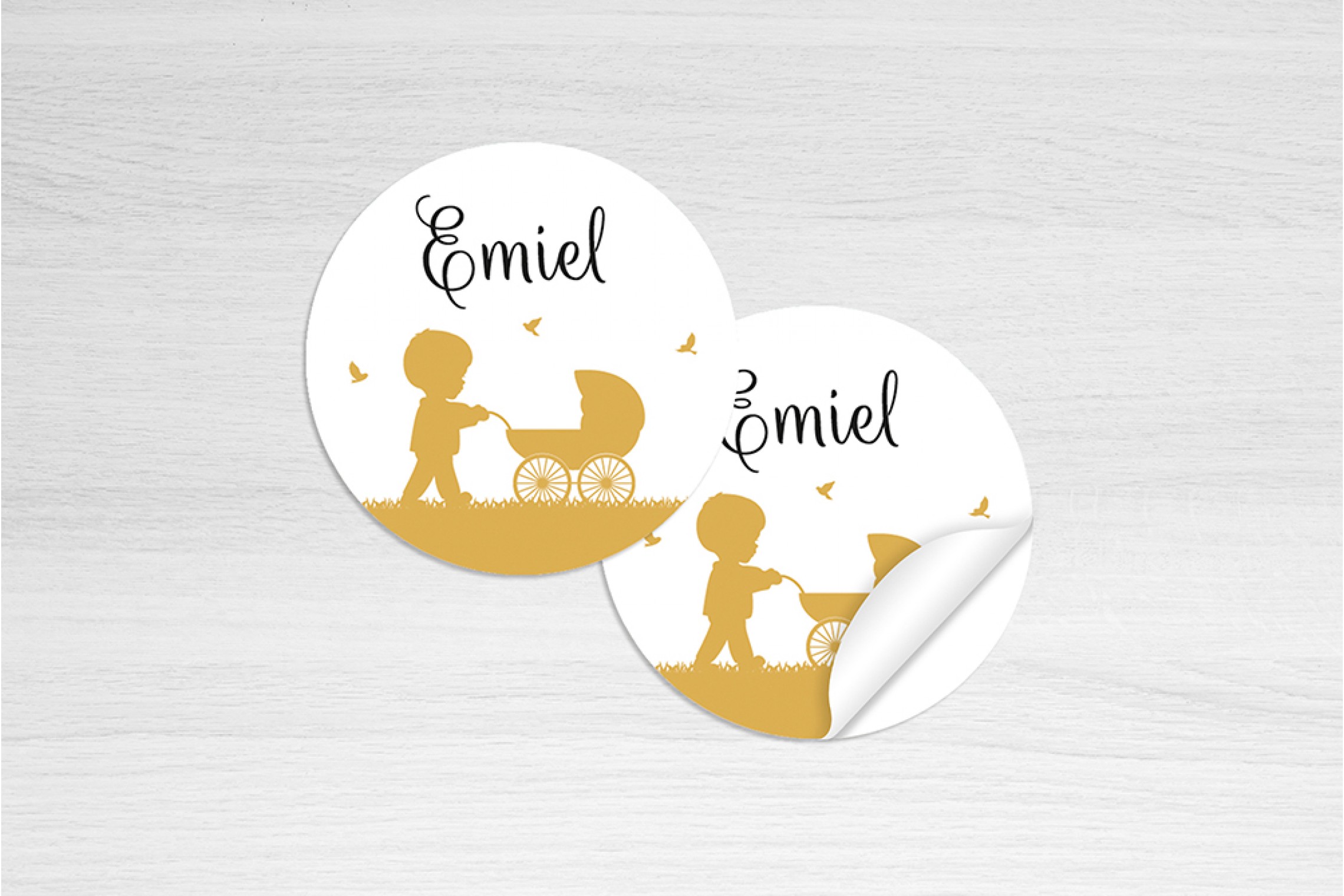 Jongen met kinderwagen