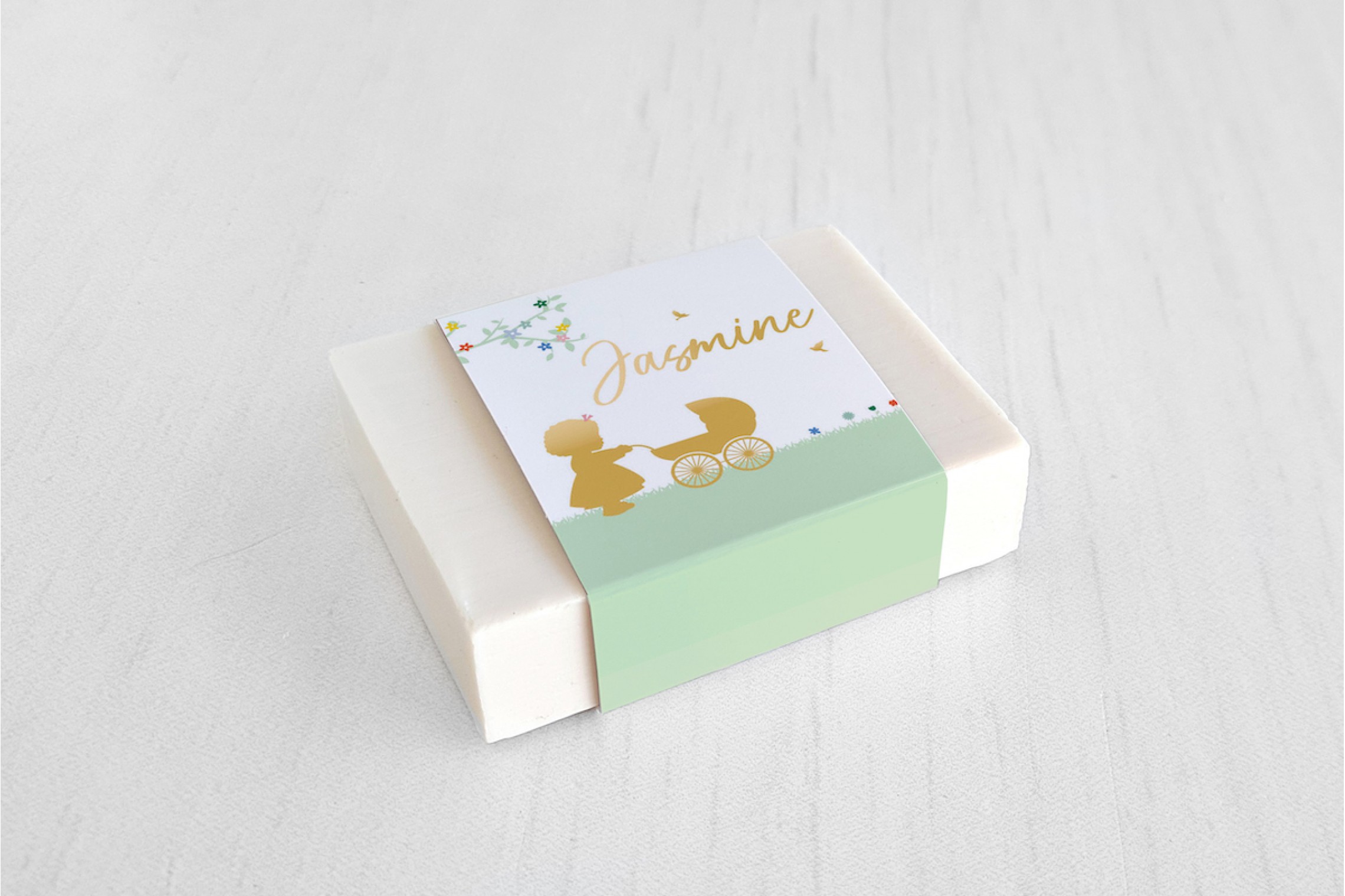 Gouden meisje met kinderwagen