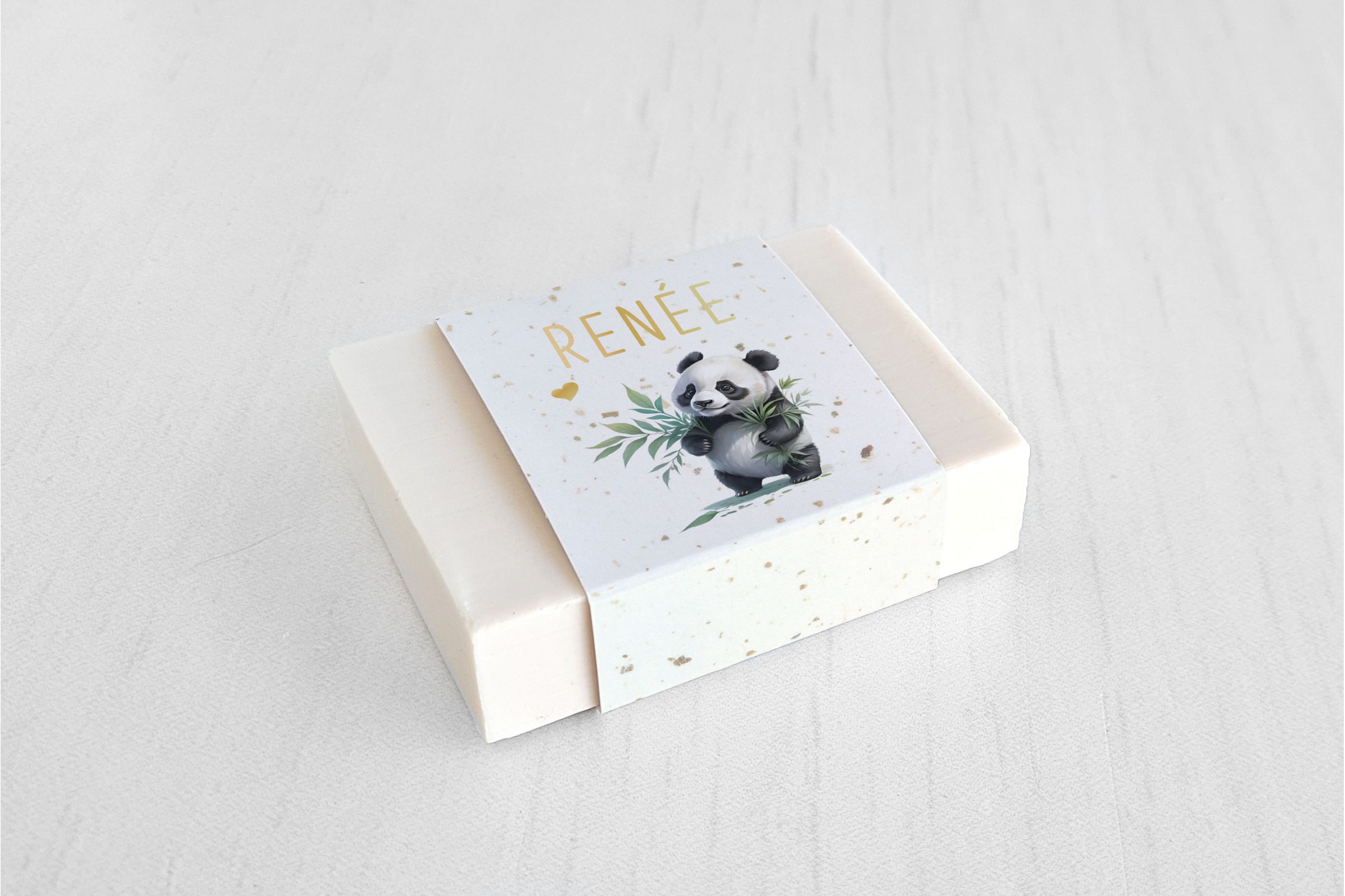 Kleine panda met blaadjes vast